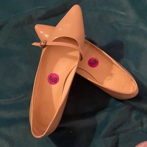 Slightly used size 8 1/2 beige leather flats.